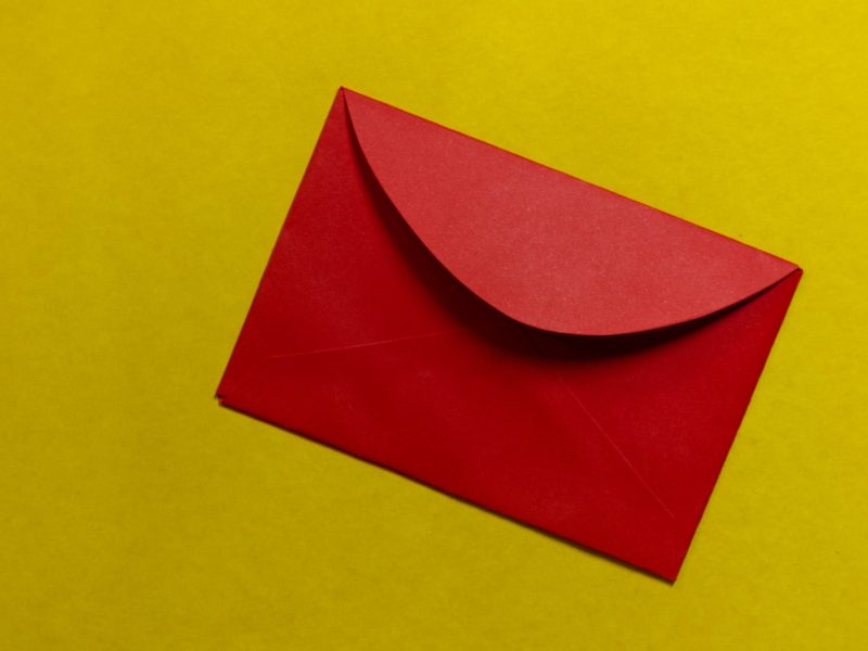 El asunto de correo es la primera vía de entrada a tu campaña de email marketing. Foto de Lucas George Wendt en Unsplash