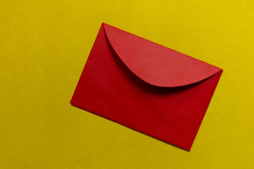 El asunto de correo es la primera vía de entrada a tu campaña de email marketing. Foto de Lucas George Wendt en Unsplash
